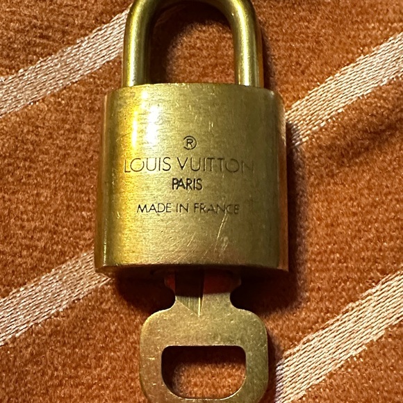 Louis Vuitton Lock and key works - Picture 3 of 3